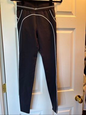 ALO Heartthrob Yoga Black Leggings with White Piping